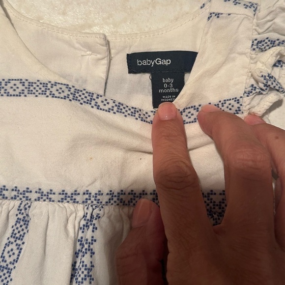babyGap Cream and Blue Embroidered Flutter Sleeve Baby Romper Size 0–3 Months - Picture 7 of 7